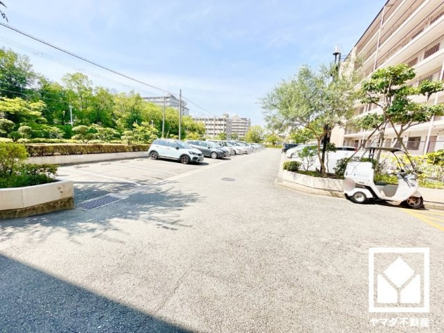 敷地内に駐車場を設置（月額9400円）。車の出し入れがしやすい平面式で、日々のお車の利用にも便利です。空き状況等の詳細は弊社スタッフまでお気軽にお問い合わせください。