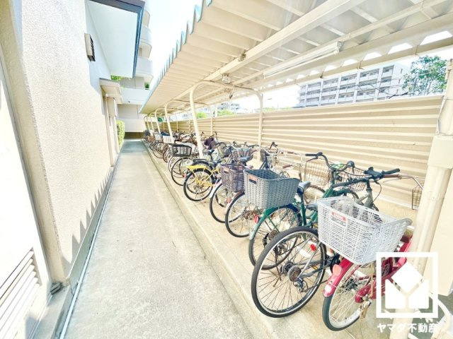 屋根付き駐輪場なので、雨や日差しの影響を受けにくく、大切な自転車の保管にも便利です。（月額100円）