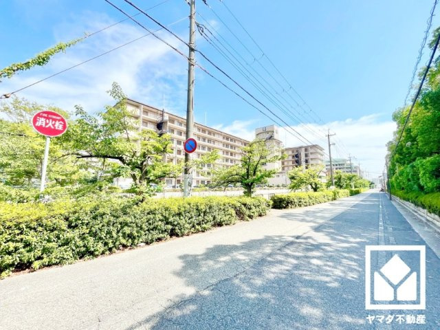 敷地西側に「鳴尾新川」が流れています。川沿いは植栽の綺麗な通りになっており、四季の移り変わりが感じられる緑豊かな景観です。落ち着いた雰囲気の中でゆとりある毎日をお過ごしいただけます。