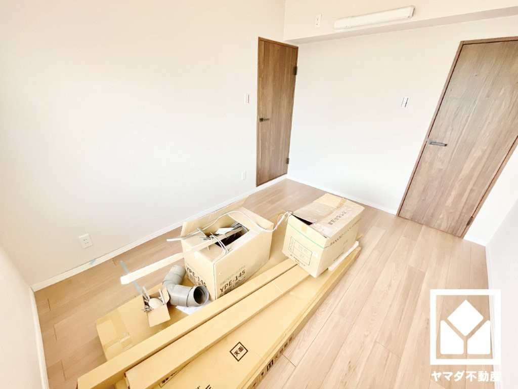 約5.6帖の洋室です。ウォークインクローゼット付きで整理整頓がしやすいお部屋です。（リフォーム中の写真です）