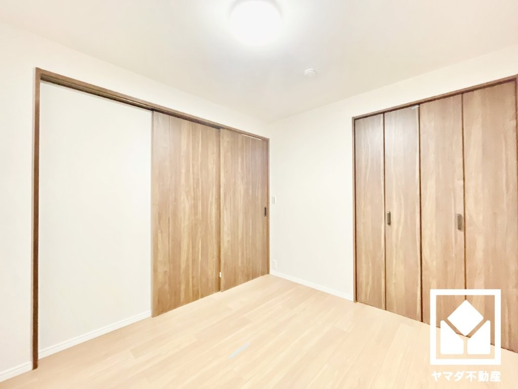 約4.7帖の洋室です。リビングに隣接する引き戸のお部屋で、一体でもご利用いただけます。キッチンから窺いやすい位置なので、小さなお子様の遊び場、お昼寝スペースとしてもご活用いただけそうです。