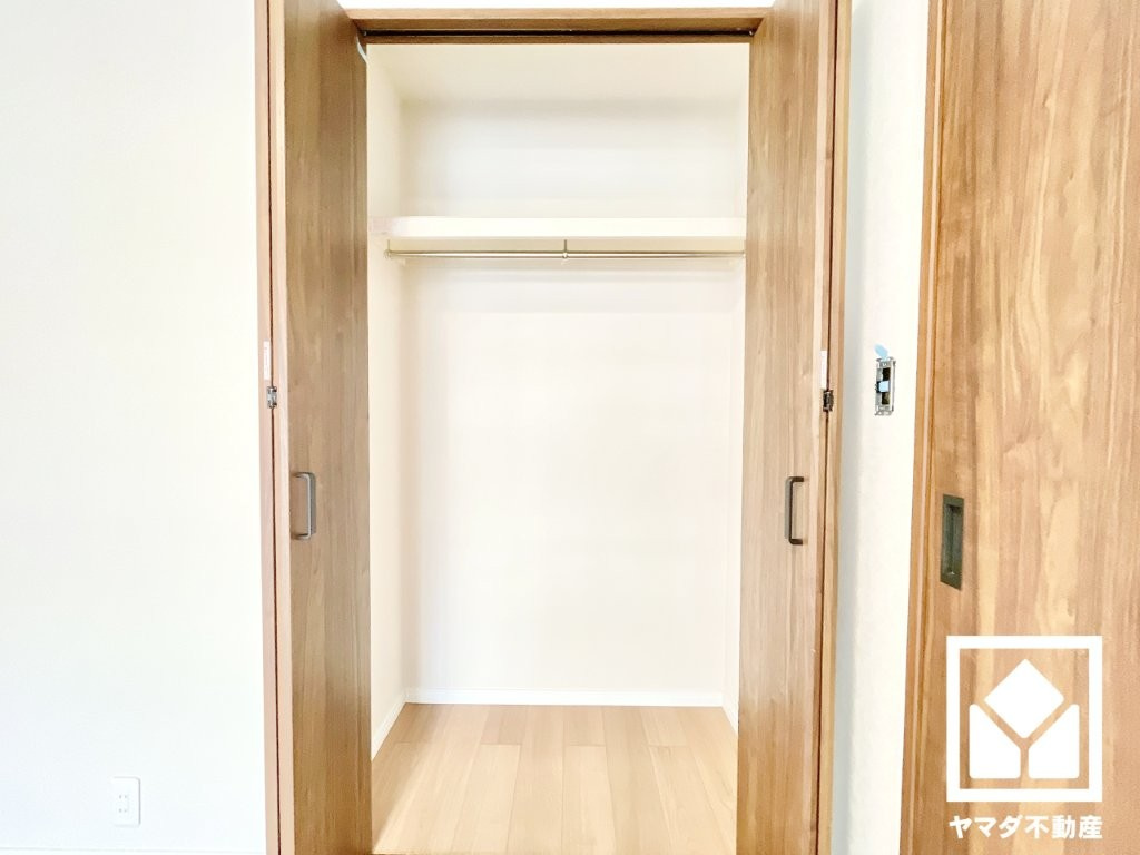 奥行きがあり、収納力のあるクローゼットです。お洋服はもちろん、スーツケースなどの大物もしっかり収納できます。