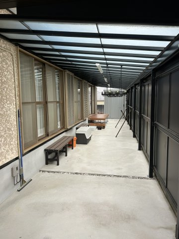 全面屋根＋土間施工（R4年）の庭。広縁から出入出来ます。