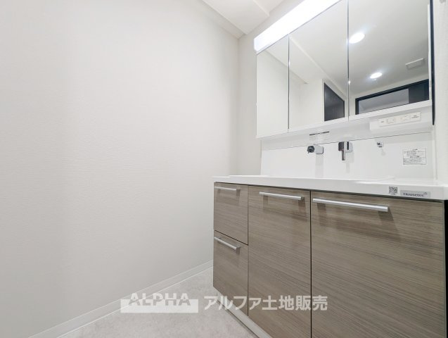 【Powder　room】　◆独立洗面台◆朝の身支度や帰宅後の手洗いも快適に行える独立洗面台。収納スペースも備えており、洗面用品をすっきり整理できる使い勝手の良い空間です。