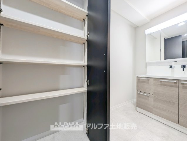 【Powder　room】　◆独立洗面台◆身支度がはかどる独立洗面台を採用。鏡まわりや下部収納を活用することで、日用品を整理しやすく清潔感のある空間を保てます。