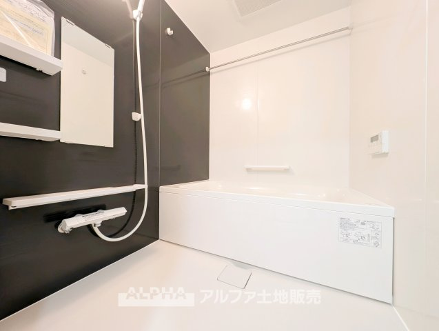 【Bath　room】　◆バスルーム◆一日の疲れをゆっくり癒せる落ち着いたバスルーム。浴室乾燥機付きで天候を気にせず洗濯でき、毎日の暮らしにも便利な空間です。