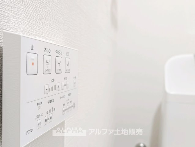 【Warm　water　flush　toilet】　◆温水洗浄便座付きトイレ◆お掃除も楽々。快適に過ごすためには今や欠かせない設備の一つです。壁掛けリモコンで使いやすくいつでも清潔に保てます。