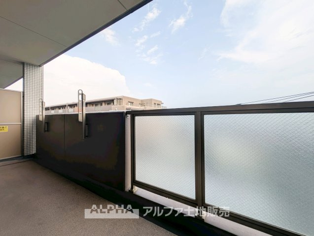 【Balcony】◆バルコニー◆日当たりの良いバルコニーは、洗濯物がよく乾くだけでなく、外の空気を感じながらひと息つける場所。暮らしに心地よい余白をもたらします。