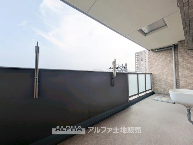 【Sky　Terrace】　◆日常に開放感を◆外へ視線が抜けるバルコニーは、室内に明るさを届けるだけでなく、ちょっとしたリフレッシュ空間としても活躍します。