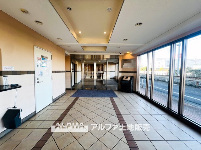 【Lobby】　◆ロビー◆住まいへ帰るたびに心を落ち着かせてくれるロビー。整えられた共用空間が、快適な暮らしの始まりをやさしく演出します。