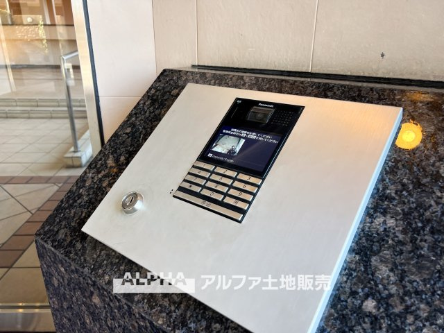 【Auto-lock　system】　◆エントランス◆にオートロックを採用。外部からの出入りを管理し、日々の暮らしに落ち着きをもたらします。