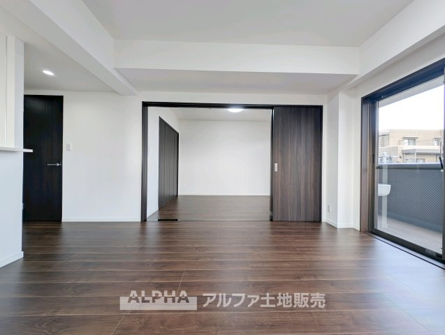 【Quiet　Comfort】　◆静けさとともに◆　外の喧騒を忘れさせる落ち着きが、日々に余白を生む。ここでの時間が、自然と笑顔を増やしていく。