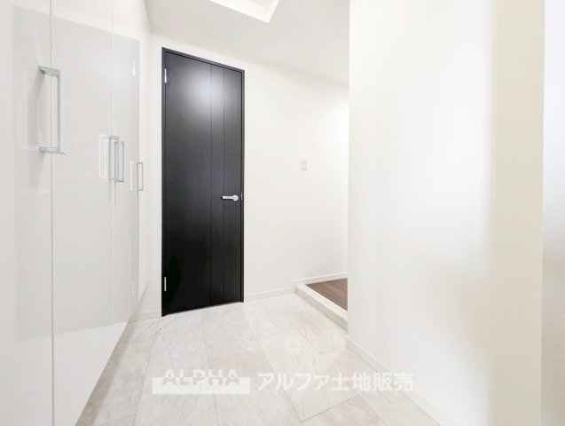 【Welcome　Space】　◆玄関◆帰宅時にほっとできる、穏やかな空気感の玄関。整った空間が日々の切り替えを自然にサポートし、来客時にも好印象を与えます。