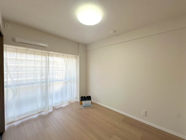 落ち着いた色調の寝室です