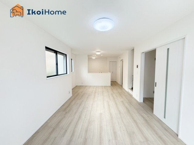 ◆同社施工例◆広々としたLDKは開放感があり、大型家具を設置しても圧迫感がありません。