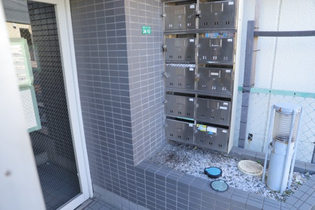 エントランス付近に設置されている集合ポストは、住んでいる部屋と離れているため、ポストをあさるなど誰かに何かされていても被害に気づきにくいです。入居する時には他人に特定されにくい番号で鍵をかけましょう！