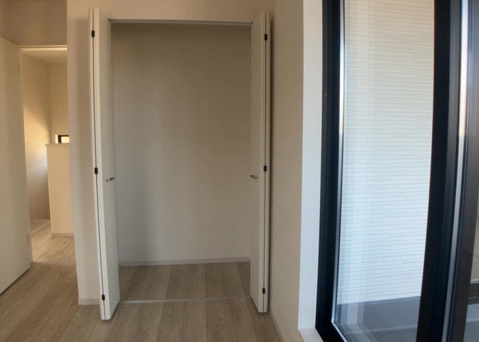 デザイン性を重視しすぎて収納が少なかった！なんてことにならないため、事前に現地で収納の数を確認しておくことをお勧めします。クローゼット以外にも床下収納や屋根裏収納、パントリーなどもチェックしましょう。
