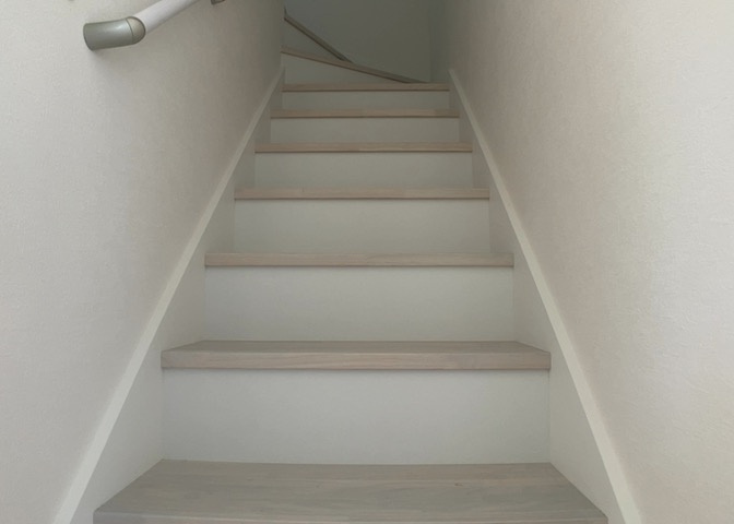 建物の上下階の通路である階段は、その位置によって動線や室内の印象が大きく左右されます。手摺にも重要な役割があり、転倒の防止・歩行や動作を円滑にして日常生活を支えることを主な目的として設置されています。