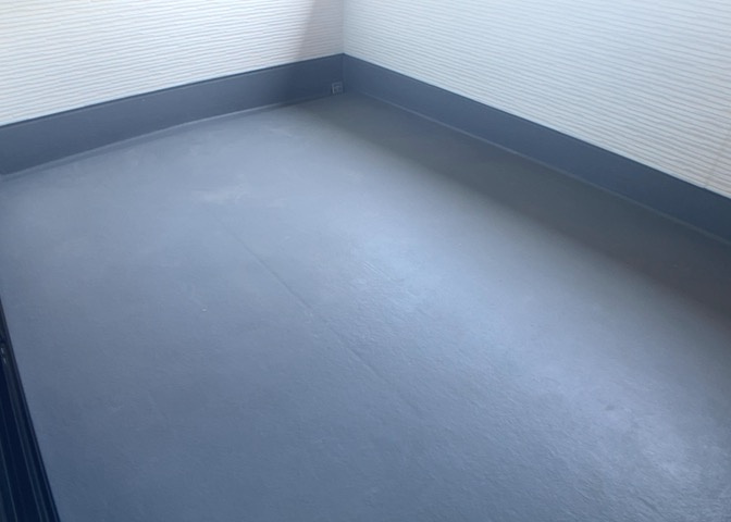 バルコニーは、室外の専用スペースのうち、「屋根がなく開放された空間」であるものを指します。ベランダより広いタイプのものが多く、日当たりもよいため家庭菜園などを楽しみたい人にとって適した環境となります。