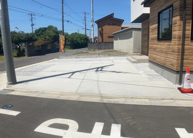 駐車場と明記されていても、最小スペースでつくられた駐車場だと大型車は駐車できなかったり、出入りしにくくなったりする可能性があります。お車のサイズと購入したい物件の駐車場のサイズを現地で確認しましょう。