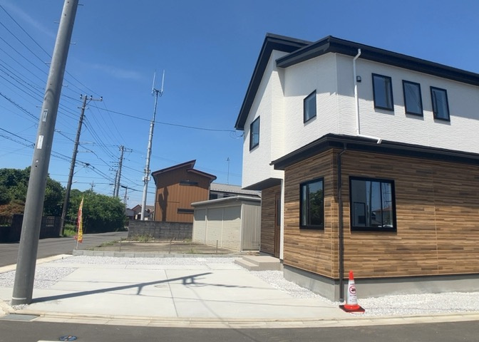 住宅用の土地では前面道路に2m以上接していなければならないと法律で定められています。しかし、お持ちの車のサイズやライフスタイルなどにより、2mでは利便が悪い場合もございますので、事前に確認しましょう。