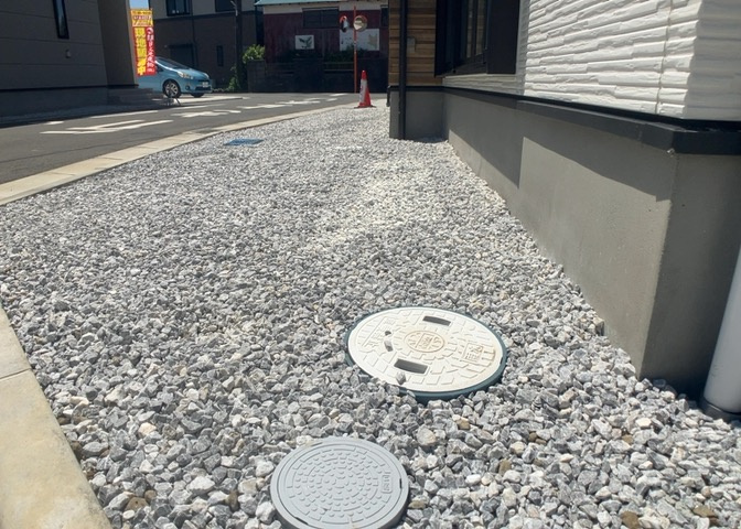 庭があることでガーデニングや家庭菜園はもちろん、こどもの遊び場やペットを放して遊ぶことができます。また、家の周囲に余裕があるということです。隣地との間があれば、十分な日当たりと、風通しが確保できます。