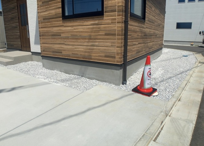 木造住宅とは土台、壁、柱など建築物の強度を支える構造体の材に木が使用されている構造を指します。構造体は建物の自重を支えるだけではなく風圧や水圧、積裁荷重などあらゆる衝撃に耐えるための基礎です。