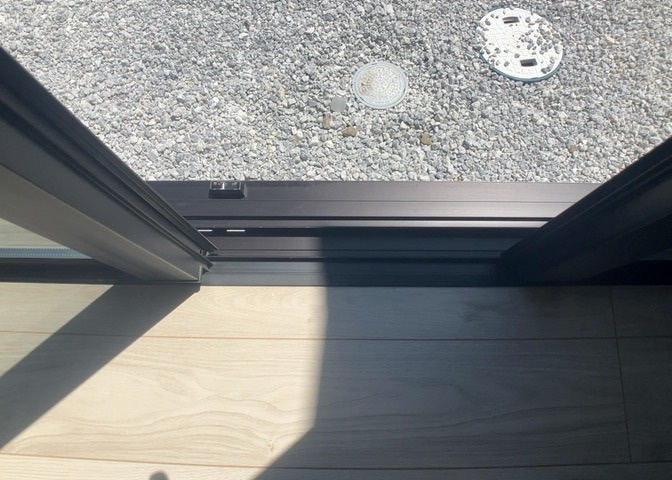サッシとは、ガラス窓に使用される金属製の窓枠のことです。一般的に住宅建築では、金属製建具工事の段階で備え付けるもので、ガラス類や玄関、バスルームのスチール製のドアなどと同じタイミングで工事を行います。