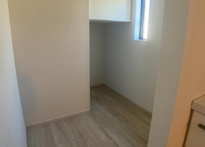 多くの戸建て住宅で見かける洗面脱衣所は、洗面台と洗濯機が2畳ほどのスペースに並べられていて、洗面所が脱衣所を兼ね備えている間取りが一般的です。お客様が利用することもある、パブリックな空間でもあります。