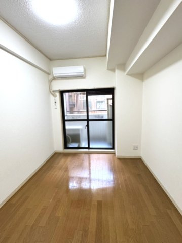 コンパクトで使いやすい洋室です