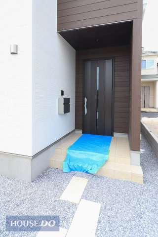 【エントランス】ゆったりとした玄関。奥行きのあるポーチで雨の日も安心です。