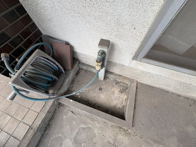 屋外に水栓を備えており、洗車や庭の水やり、掃除などに便利。ホースリール設置済みで、すぐに使用できる点も実用的です。外回りの作業がしやすく、日常のちょっとした作業やメンテナンスに重宝します。
