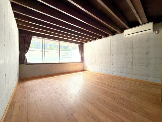 地下洋室の別角度になります♪窓がついており、換気はもちろん、日当たりも確保されております♪