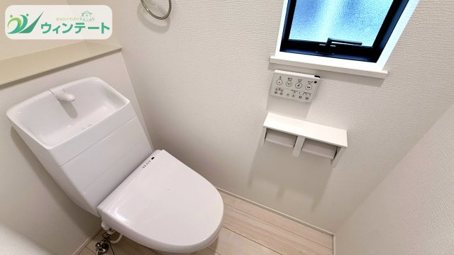 使い勝手の良い温水洗浄便座付きトイレ。明るく清潔感のある空間で快適にご使用いただけます。