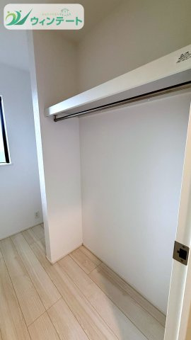 普段使いの衣類やバッグもすっきり収納。整理しやすく、毎朝の身支度もスムーズです。