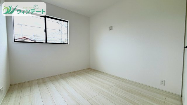 明るく風通しの良い2階洋室。寝室や子ども部屋としてはもちろん、在宅ワークスペースにも活用できる万能な空間です。