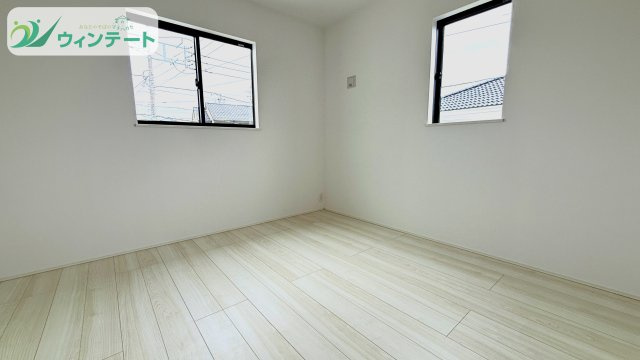 各居室はしっかりとした広さがあり、ベッドやデスクを置いても開放感を感じられる空間設計です。