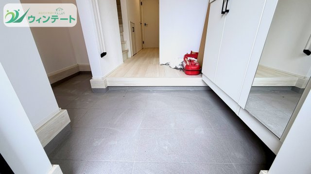 明るく開放感のある玄関ホール。帰宅時にほっとする落ち着いた雰囲気が魅力です。
