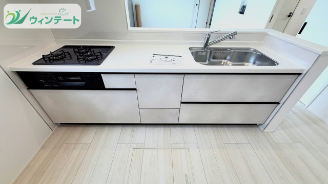 調理スペースが広く、収納も豊富なキッチン。シンプルなデザインで清潔感を感じられます。