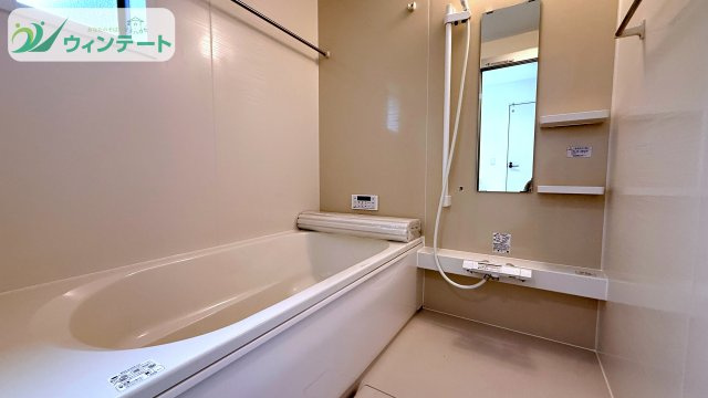 足を伸ばしてゆったりくつろげる一坪タイプの浴室。乾燥機付きで雨の日でも安心。家族のリラックスタイムにぴったりです。