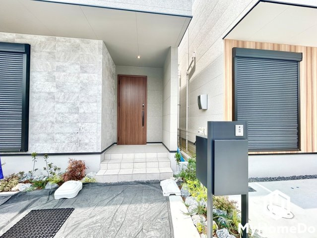 ゆとりあるポーチが、住まいの第一印象を上質に演出します