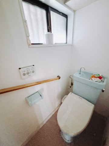 ■トイレ｜1階、2階にもトイレをご用意しております♪窓付きなので常に換気もでき、綺麗保てます♪