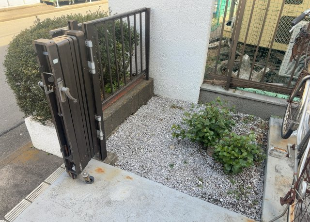 中庭（パティオ）とは、一つの建築物の内部に設けられた、壁などで囲われている庭のことを指します。コの字型、ロの字型が主流ですが、L字型の中庭もあります。最近では、インテリア性の高さからも人気があります。