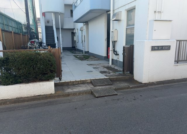 マンションのエントランスには、もともと風よけや防犯の役割がありますが、マンションによって宅配ボックスなどの設備が備わっている所もあります。日々の生活をイメージしながら生活しやすさをチェックしましょう。
