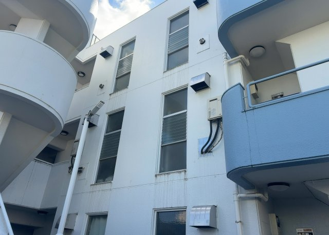 受付はマンションコンシェルジュがいる場合もあれば、管理人が滞在する小部屋を総称して呼ぶことがあります。主にエントランスに設置されていることから、防犯面でも期待ができます。防犯設備がない場合はより安心！