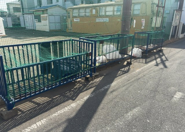 共有部分は、住民なら誰もが使える設備のこと。例えば駐車場やエレベーター、インターネット設備、セキュリティ設備などがあります。他にも、マンションの廊下・外部階段やエントランス・ゴミ置き場などがあります。