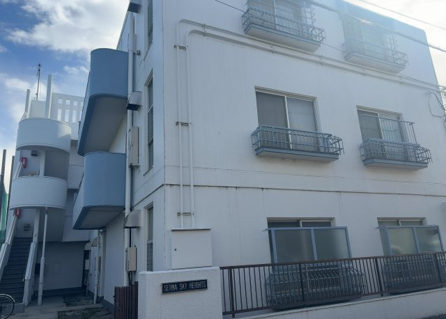 道幅が広い場所は日当たりや風通が良好です。幅が広いのですれ違いも可能ですし大きな車でも駐車可能！一方で、大型車が通ることも多くなるため交通量の増加により騒音に繋がります。また土地の値段が高くなります。
