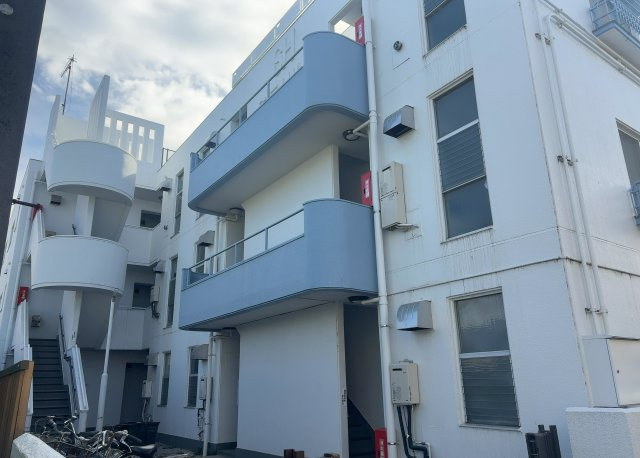 ＲＣ造、Reinforced　Concreteは直訳すると補強されたコンクリートです。主に柱や梁・床・壁が鉄筋とコンクリートで構成おり、鉄筋を組んだ型枠にコンクリートを流し込んで固めたものを指します。