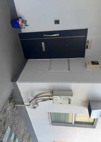玄関は家の顔でもあり、家族以外の目にも止まる場所です。玄関は外との間を仕切る扉、靴などをしまっておく収納スペース、靴脱ぎのたたきスペース、来客とのやり取りをするドアホンなど複数のアイテムからなります。
