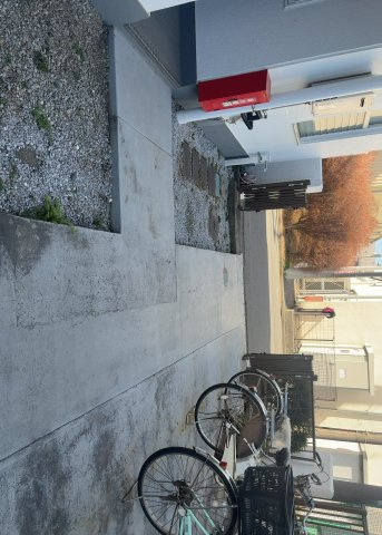 共用部分は、一棟の建物に住む区分所有者全員が共同で所有するとし、共用部分の管理、補修などは、区分所有者で形成される管理組合が行います。個人の判断で勝手に変更することはできませんので覚えておきましょう。